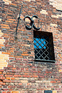 旧砖墙上的小铁丝窗 金属条拱形盒子红色石工建筑窗户黑色建筑学格栅瓦工背景图片