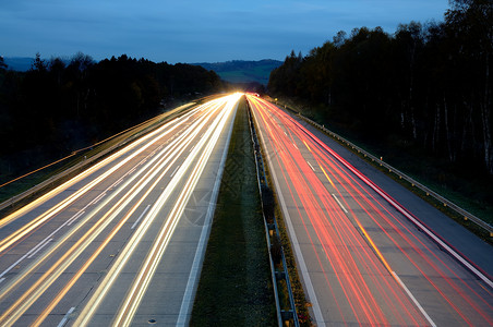 夜间公路黑暗红色车道白色运动街道速度大灯旅行交通背景图片