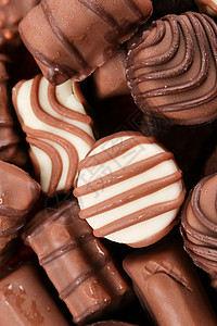 巧克力食物坚果美食宏观圆形糖果小雨花生红色松露背景图片