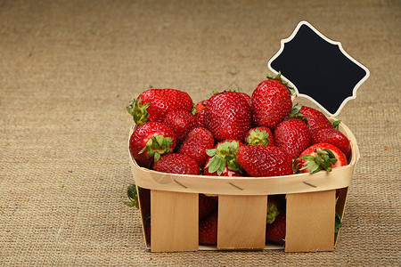 提前放价立体字草莓放篮子里 在画布上标价木头水果标签水壶价格帆布农业黑色黄麻收成背景