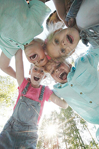 微笑儿童快乐朋友们女孩男生团体拥抱友谊乐趣孩子背景图片