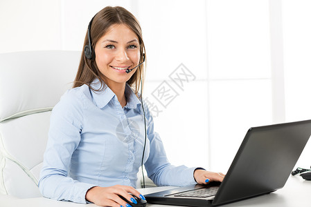 手持耳机的女司机 在笔记本电脑上打字幸福营销电话女性办公室中心职业水平商务人士互联网高清图片素材