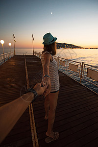 女孩在沙滩上牵着一个男人的手海洋女性火鸡悬崖城堡自由女朋友海滩女士海岸背景图片