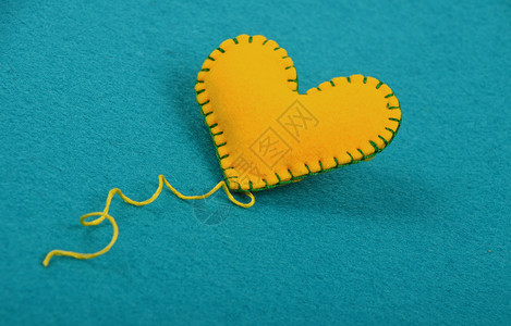 轻轻手工艺和艺术黄心 蓝线浪漫羊毛爱好玩具创造力礼物手工纺织品黄色棉絮背景图片