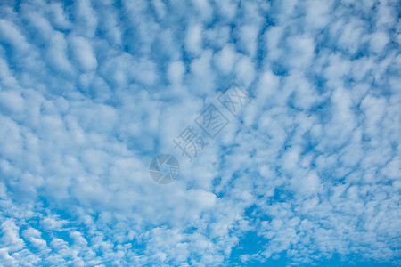 阳光照耀蓝天空的云朵波蓝色反射风景场景海浪溪流波纹日落日出戏剧性背景图片