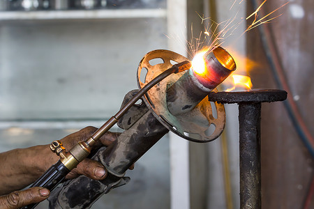 金属手焊接机正在修理电击吸收器火花衣领眼镜冶金职业气体劳动汽车维修工具背景