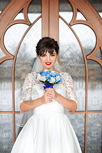 拥护穿白裙子的布朗特新娘美丽结婚日女孩化妆品女性婚纱成人建筑学城堡化妆背景