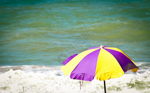 黄色和紫色分光线背景图片