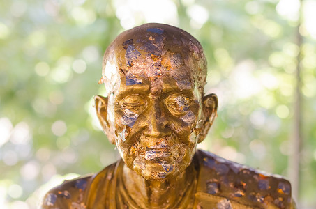 泰国金芽雕塑的面孔雕像寺庙冥想精神信仰崇拜佛教徒文化艺术古董背景图片