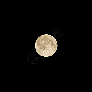 满月在黑天空中背景图片