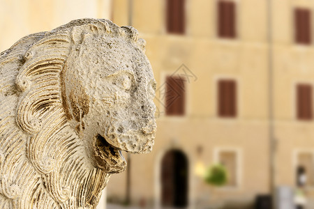 意大利的狮子雕像住宅门户网站入口街道木头鹅卵石房子旅游建筑胡同背景图片