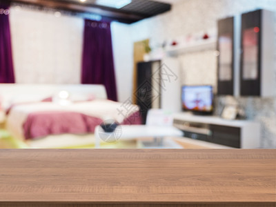 模糊卧室前的木制空桌枕头房间汽车宿舍房子桌子旅馆酒店甲板展示背景图片
