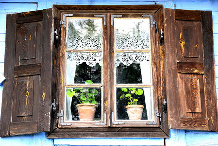 旧木窗 有百叶窗背景图片