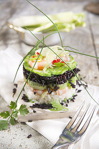 黑白大米塔 有虾和烹饪食品厨房饭厅造型师美食黑与白饮食黑色食物背景图片