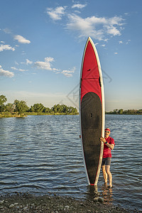 桨手和桨板背景图片