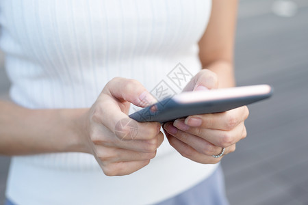 妇女使用智能电话细胞冲浪屏幕女士青年女孩消息游戏阅读互联网背景图片