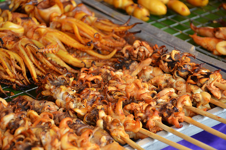 粘在棍杆上的灰状鱿鱼香肠海鲜热带触手午餐烹饪章鱼美食小吃市场图片