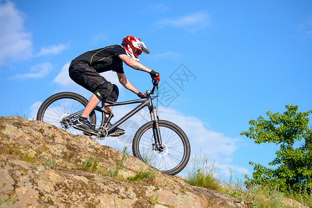 在美丽的春山轨上骑自行车的专业赛车员 极品体育界的极端运动爬坡冒险骑士运动员成人行动速度男性车轮下坡背景图片