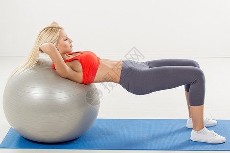 静坐运动生活方式运动垫腹部有氧运动训练腹肌服装水平健身女孩背景图片