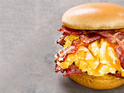 美国烤培根蛋和芝士三明治早餐食物熏肉水平流鼻涕背景图片
