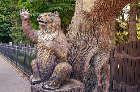 乌尔卡尼亚公园雕像儿童公园入口处的一只熊雕塑 笑声纪念碑工人太阳城市阳光艺术恶作剧视图工作木雕背景