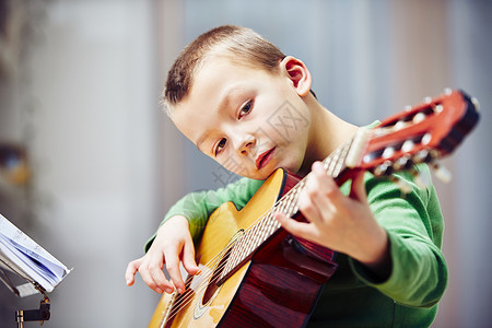 小吉他手孩子们吉他意义歌曲学习练习音乐教育客厅创造力背景图片