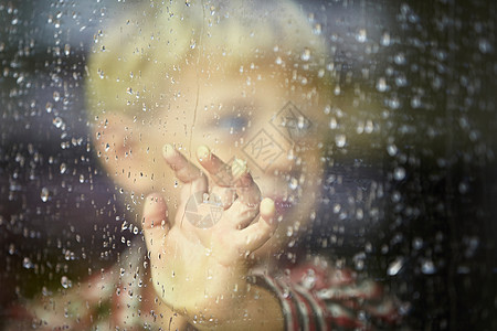 下雨日水滴雨量棕榈情绪玻璃孩子们悲伤童年手指窗户高清图片