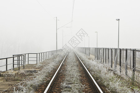 单行道神秘铁路旅行孤独天气乡愁季节天空通道场景薄雾寂寞背景