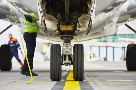 飞机的轮子航空服务安全地勤机壳车轮运输工作技术控制背景图片