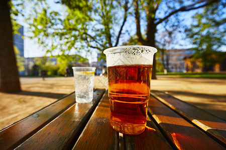 园圃的清净塑料静物泡沫饮料庆典酒精啤酒派对餐厅酒吧背景图片