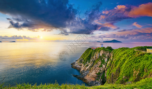云上灯塔日出时香港灯塔地平线地标岩石蓝色阳光天空天气海浪戏剧性海景背景
