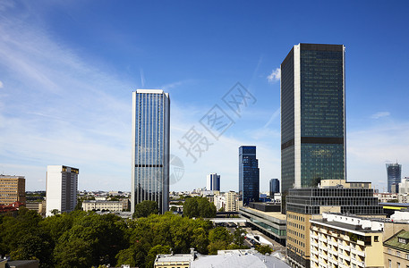 波兰华沙的旧式摩天大楼蓝色建筑学树木窗户绿色建筑晴天中心会议场景背景图片