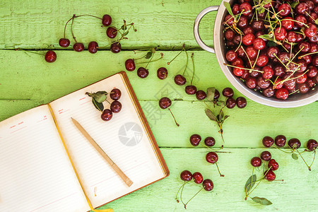笔记本上的明木背景和樱桃浆卡片食物厨房购物框架笔记水果生活叶子备忘录背景图片
