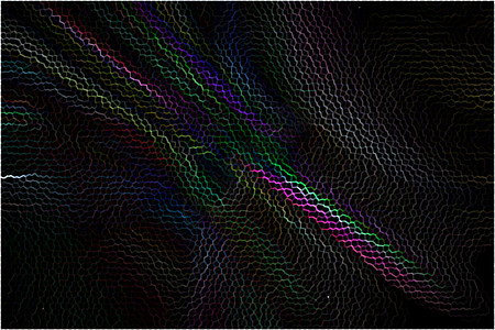 黑色抽象背景上的彩色线网图案背景图片
