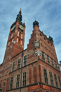古老的市政厅和钟塔窗户海拔城镇建筑学天空建筑历史性背景图片