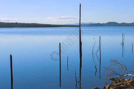 文豪昆士兰的维芬霍湖白天绿色天空黄色蓝色反射背景