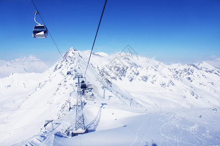 山地滑雪电梯天空顶峰蓝色升降椅高山缆车椅子电缆运动滑雪板背景