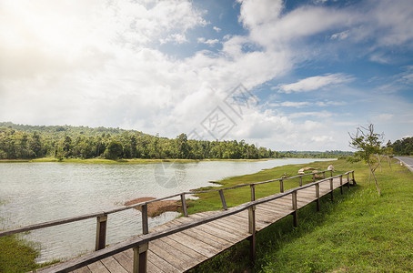 横跨大湖洪泛区的木环桥背景