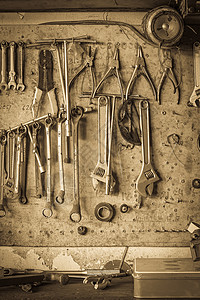 旧的工具架 与墙的老旧风格相对木工收藏车库扳手锤子工作工具箱手工具架子螺丝刀背景图片