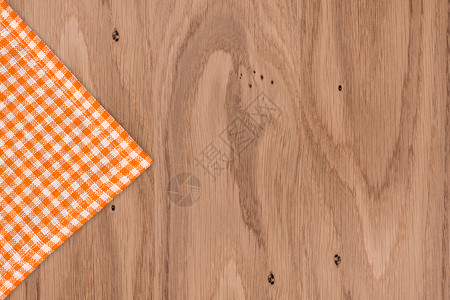 橙色格子带有橙色方格桌布的质朴木板检查乡村格子厨房木头餐巾桌子国家菜单红色背景