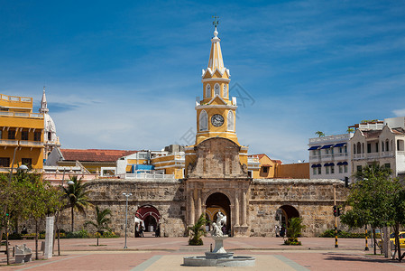 卡塔赫纳德印第亚斯公共时钟塔遗产历史入口建筑学历史性城墙殖民黄色广场蓝天背景