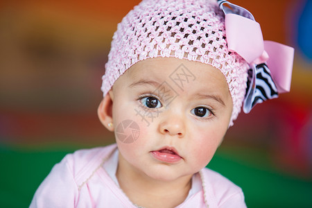 注意关注女婴微笑压痛投标帽子甜蜜背景图片