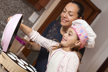 和妈妈烤蛋糕活动烹饪厨房母亲家庭厨师金发女郎面团背景图片