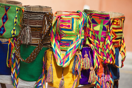 摩奇拉袋在卡塔赫纳德印第亚斯销售袋街小贩建筑学手袋历史古董殖民羊毛袋工艺历史性遗产背景