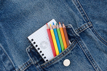 带笔记本和彩色铅笔的皮夹克背景图片