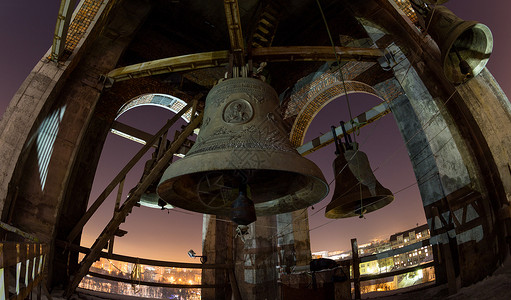 在大教堂门厅钟声满月的夜幕风景画幅编钟宗教历史圆顶福利寺庙崇拜地标青铜背景图片