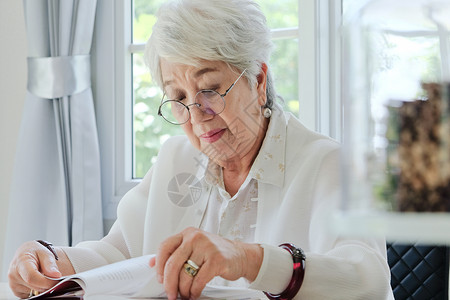 放松时间女性眼镜活动退休客厅妇女专注家居成人休闲背景图片