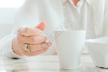 吃饭时间男性祖父母老年人照顾者早餐男人食物女性家庭成年人背景图片