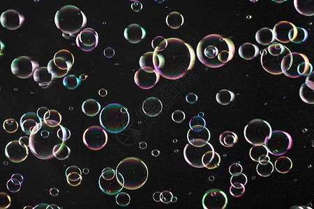 肥皂泡彩虹运动飞行圆形团体圆圈空气液体气泡黑色背景图片