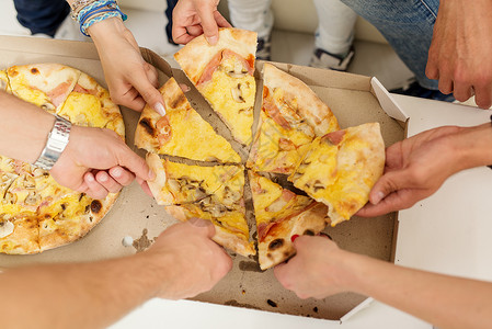 披萨比萨时间人类水平女性披萨盒享受友谊四个人乐趣食物男人背景图片